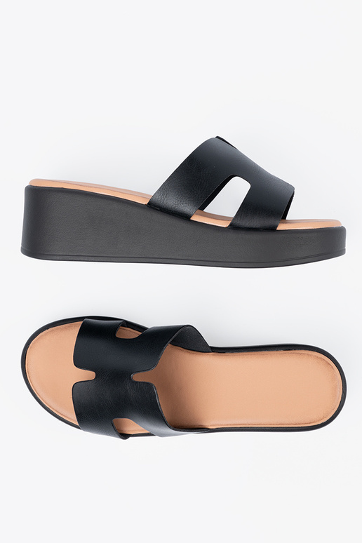 Melnas sieviešu iešļūcenes ar platformu Melnas sieviešu iešļūcenes ar platformu