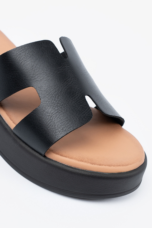 Melnas sieviešu iešļūcenes ar platformu Melnas sieviešu iešļūcenes ar platformu