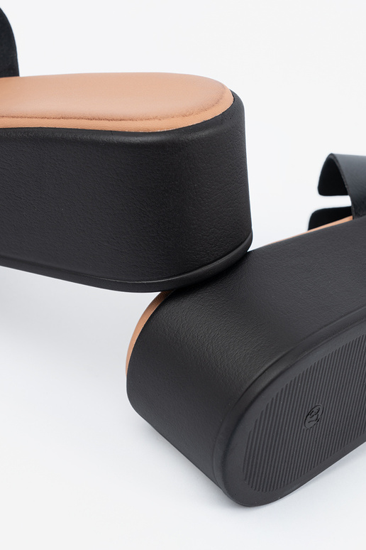 Melnas sieviešu iešļūcenes ar platformu Melnas sieviešu iešļūcenes ar platformu