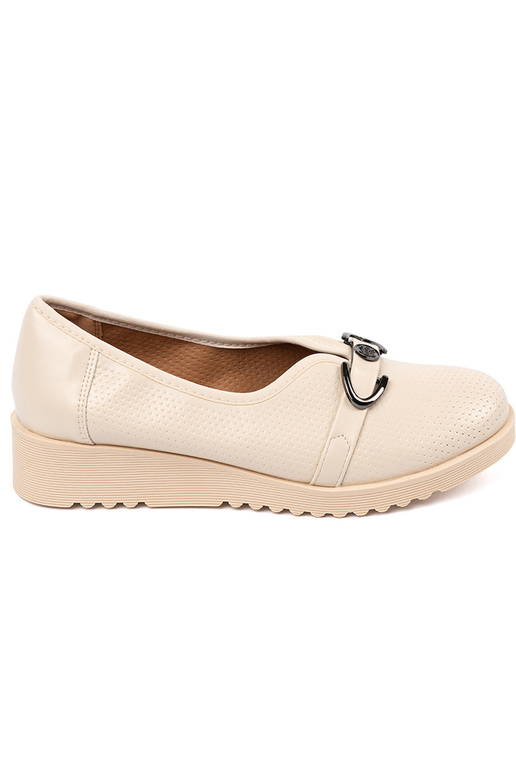 Kurpes ar ielocēm un dekoratīvu klipsi Kurpes ar ielocēm un dekoratīvu klipsi