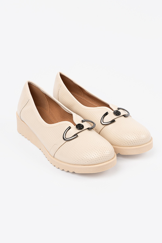 Kurpes ar ielocēm un dekoratīvu klipsi Kurpes ar ielocēm un dekoratīvu klipsi