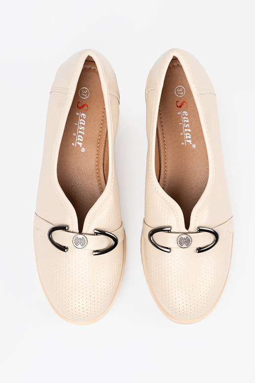 Kurpes ar ielocēm un dekoratīvu klipsi Kurpes ar ielocēm un dekoratīvu klipsi