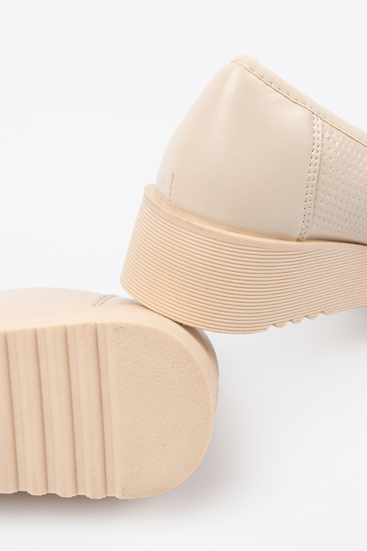 Kurpes ar ielocēm un dekoratīvu klipsi Kurpes ar ielocēm un dekoratīvu klipsi