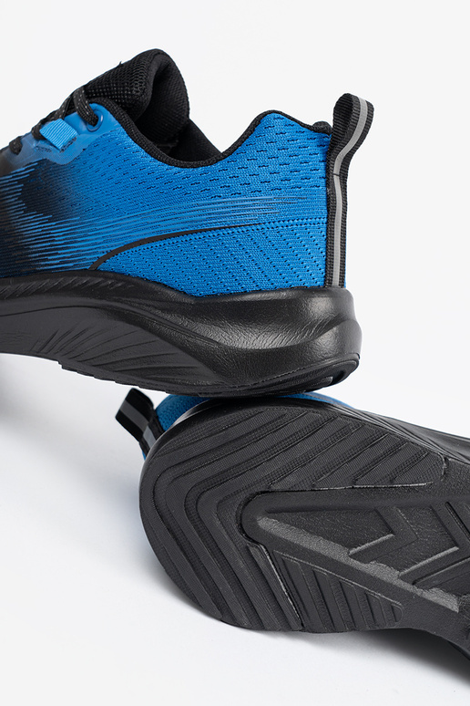 Melni sporta apavi ar sarkaniem...