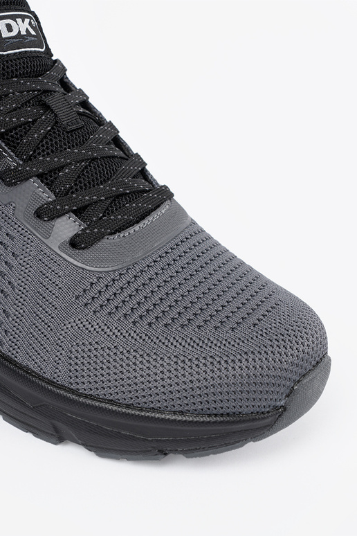 Melni vīriešu sporta apavi ar zaļiem...