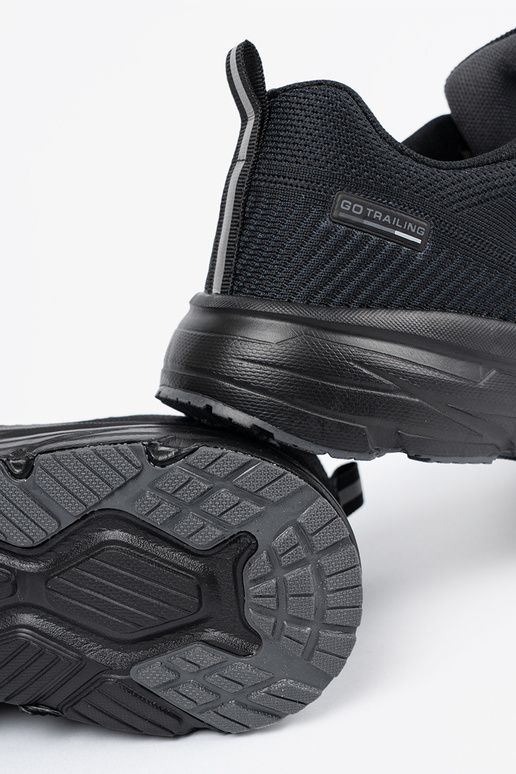 Melni vīriešu sporta apavi ar zaļiem...