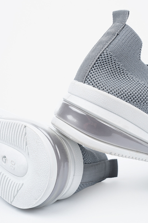 Pelēkas slēgtas sporta kurpes Pelēkas slēgtas sporta kurpes