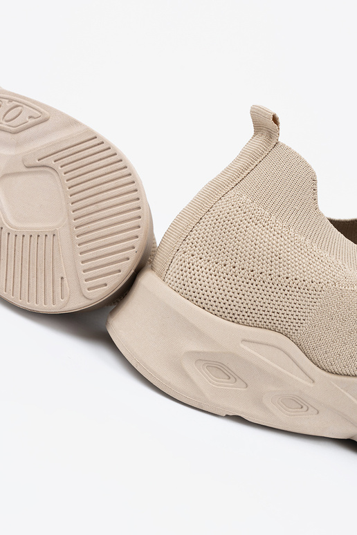 Smilšu krāsas sporta apavi ar aizdari Smilšu krāsas sporta apavi ar aizdari