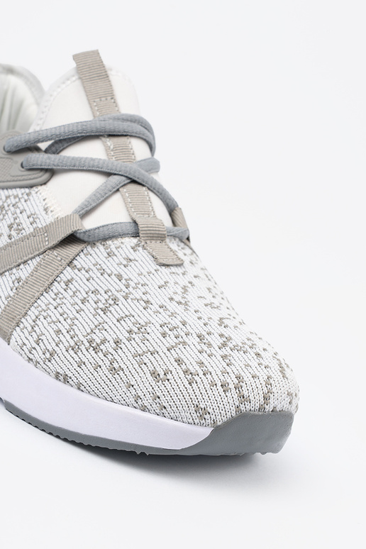 Sporta stila balti-pelēki apavi Sporta stila balti-pelēki apavi