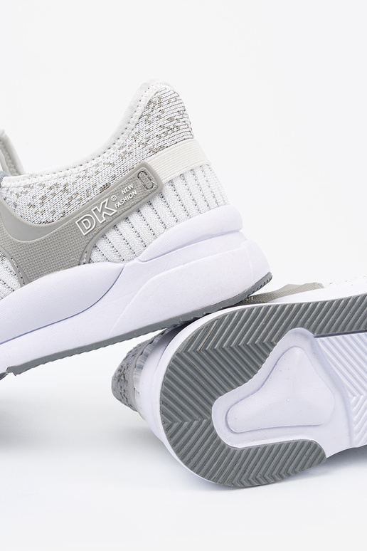 Sporta stila balti-pelēki apavi Sporta stila balti-pelēki apavi