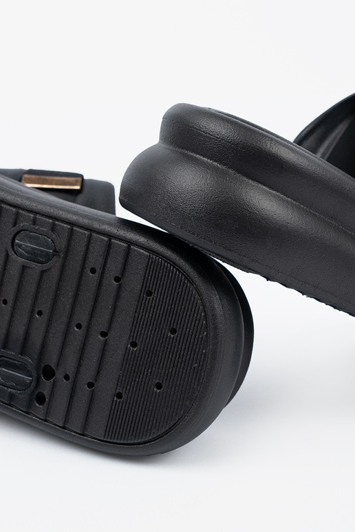 Zelta sprādzēm rotātas platformas čības Zelta sprādzēm rotātas platformas čības