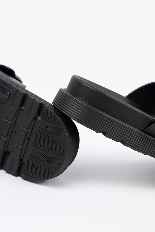 Melnas čības ar sudraba sprādzēm Melnas čības ar sudraba sprādzēm