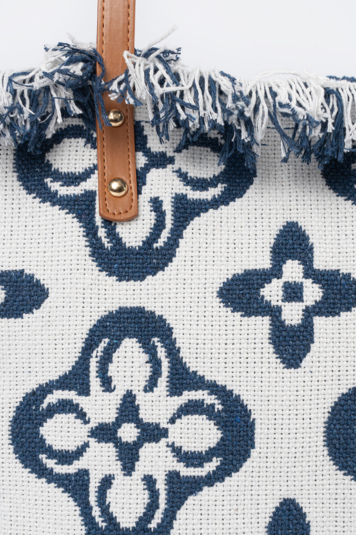 Pludmales soma ar bārkstīm uz pleca