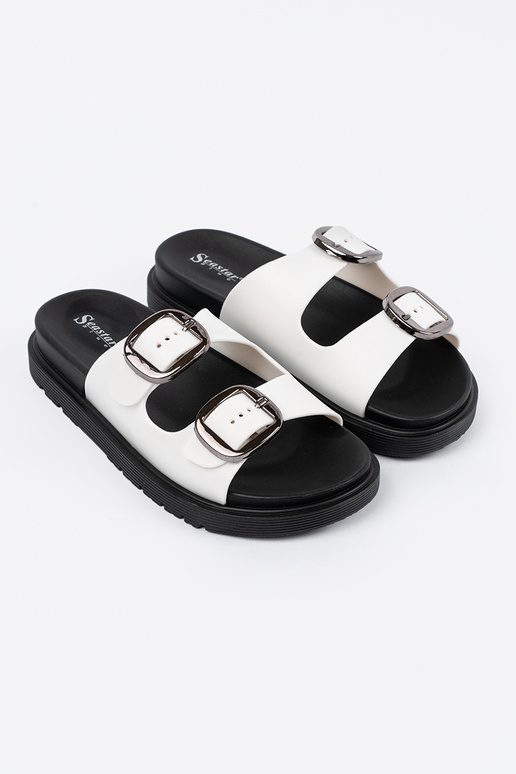 Baltas čības ar sudraba sprādzēm