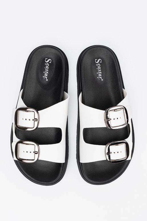 Baltas čības ar sudraba sprādzēm