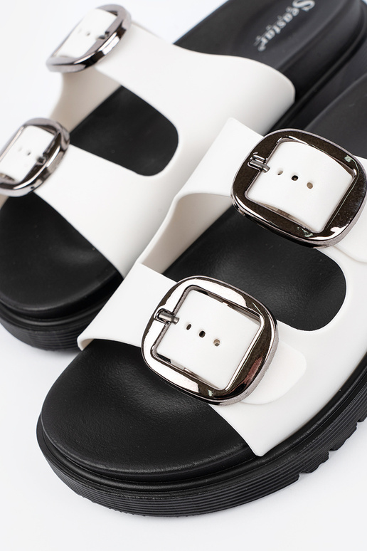 Baltas čības ar sudraba sprādzēm