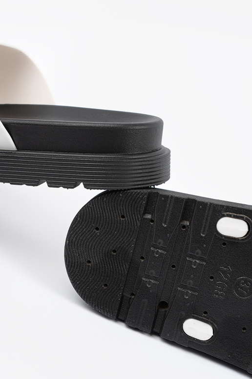 Baltas čības ar sudraba sprādzēm