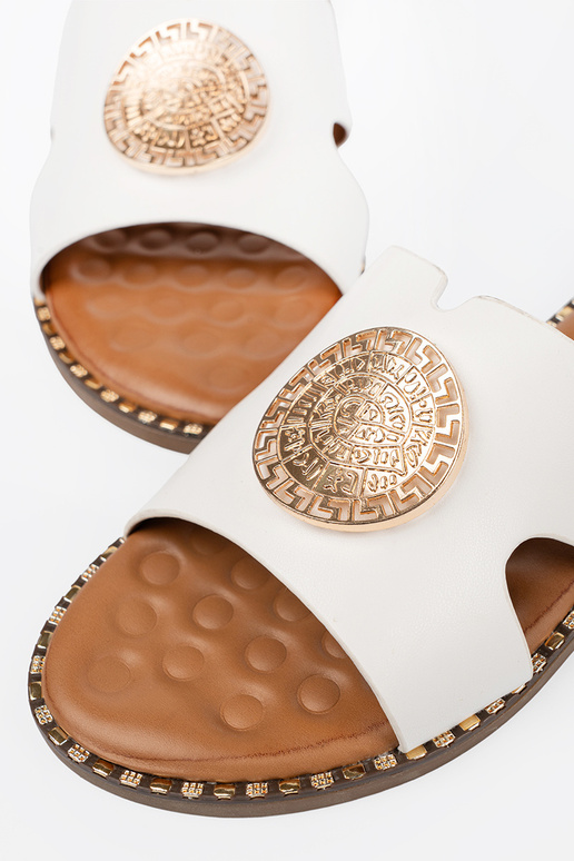 Čības balta krāsa ar zelta rotājumu Čības balta krāsa ar zelta rotājumu