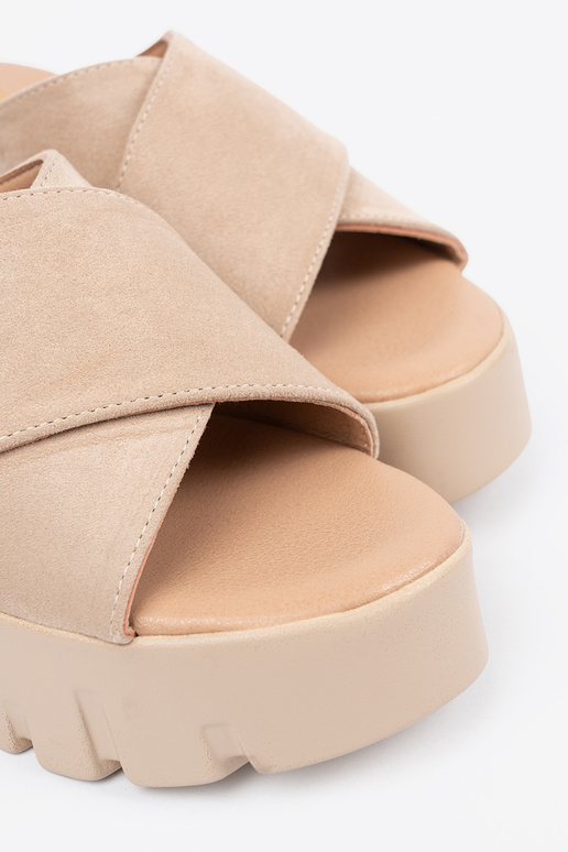 zamšādas čības sieviešu uz ķīļa bēšs