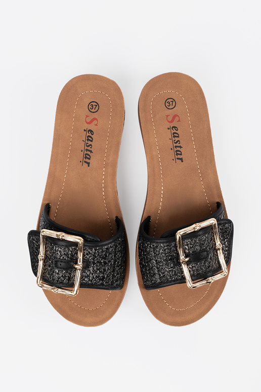 Melnas čības ar zelta sprādzi