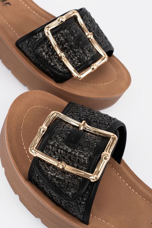 Melnas čības ar zelta sprādzi