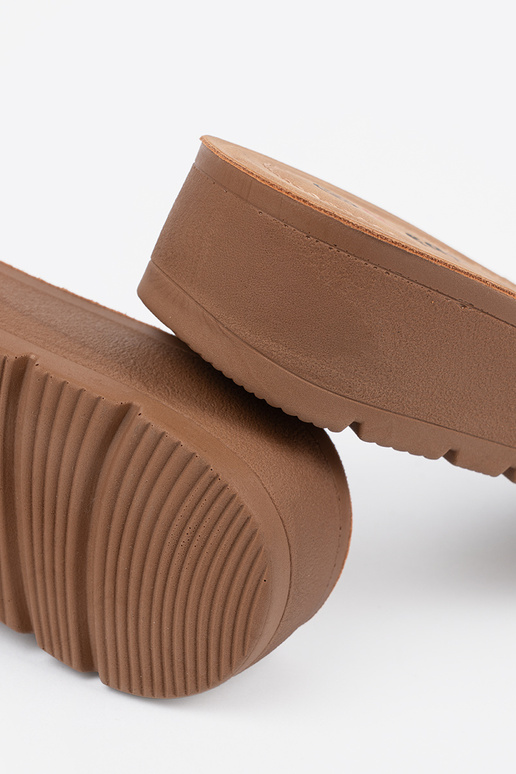 Melnas čības ar zelta sprādzi