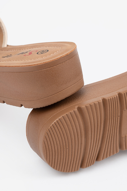 Dažādu krāsu čības ar sprādzēm