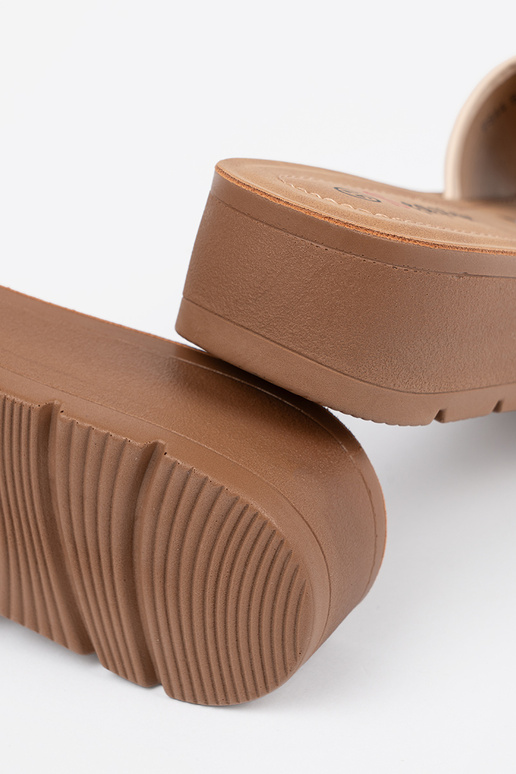 Zelta sprādze rotātas čības Zelta sprādze rotātas čības