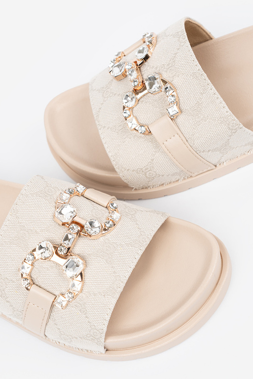 Ziloņkaula krāsas čības ze zdobieniem