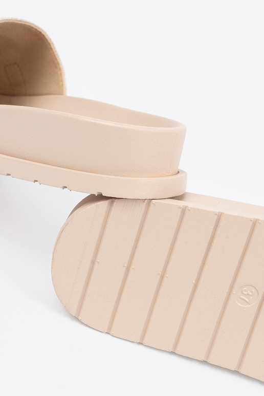 Ziloņkaula krāsas čības ze zdobieniem