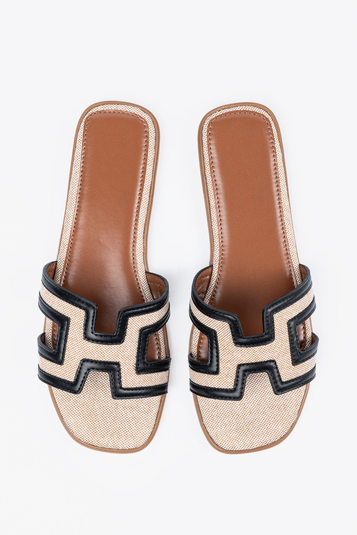 Čības ar dekoratīvām izgriezumiem