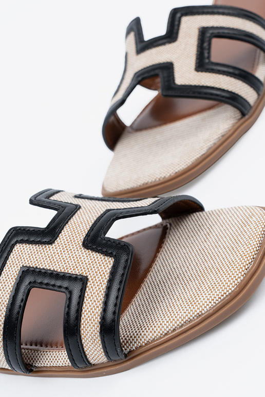 Čības ar dekoratīvām izgriezumiem