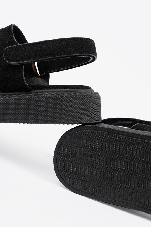 Melnas sandales ar platformu un... Melnas sandales ar platformu un...