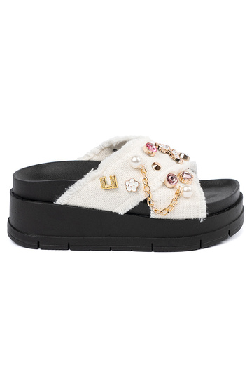 baltas krāsas čības uz...