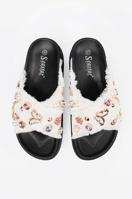 baltas krāsas čības uz melnas...