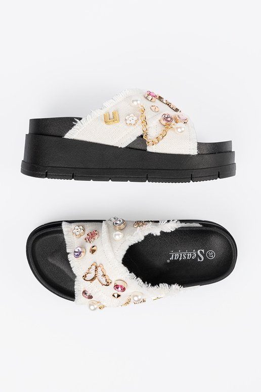 baltas krāsas čības uz melnas...