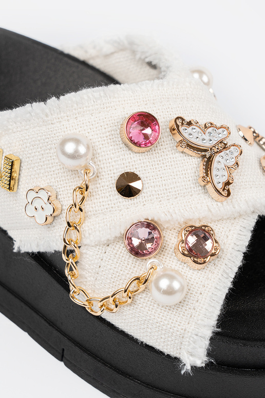 baltas krāsas čības uz melnas...