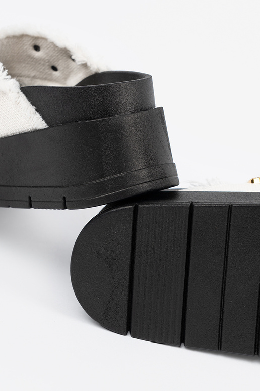 baltas krāsas čības uz melnas...