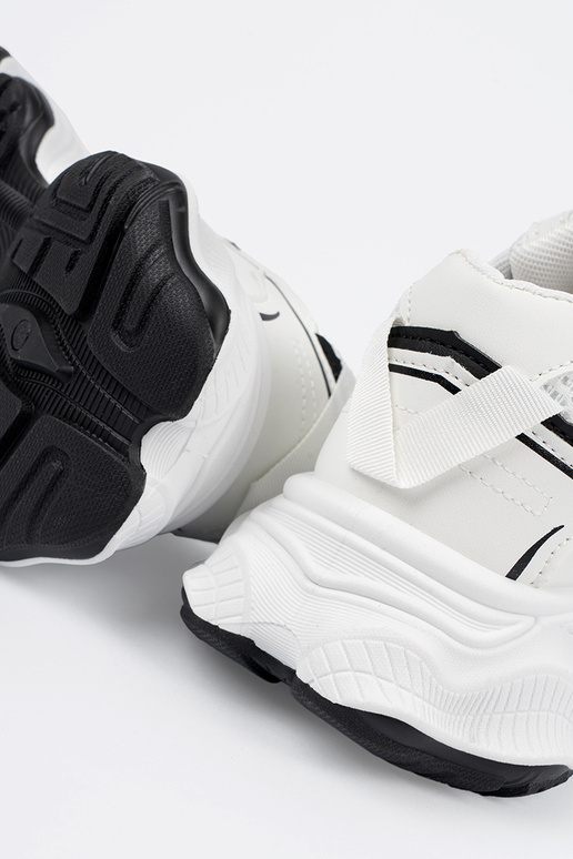 Balti sporta stila apavi uz bieza...