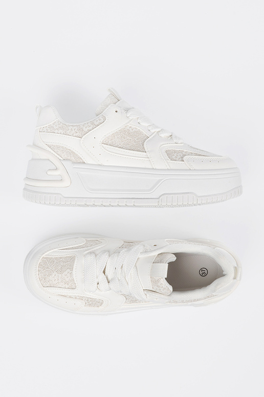 Balti sporta stila apavi ar aukliņām... Balti sporta stila apavi ar aukliņām...