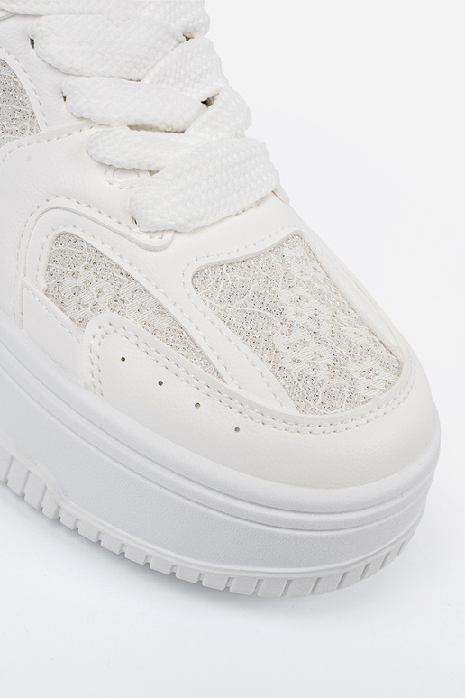 Balti sporta stila apavi ar aukliņām... Balti sporta stila apavi ar aukliņām...