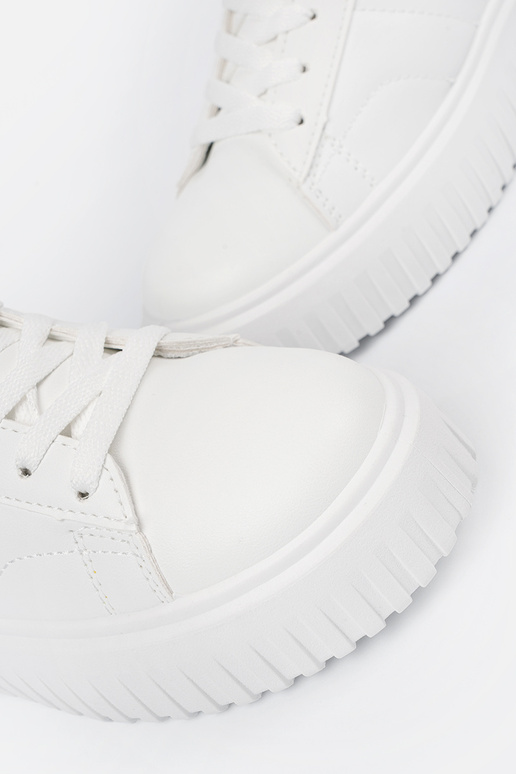 Baltas krāsas sporta stila apavi