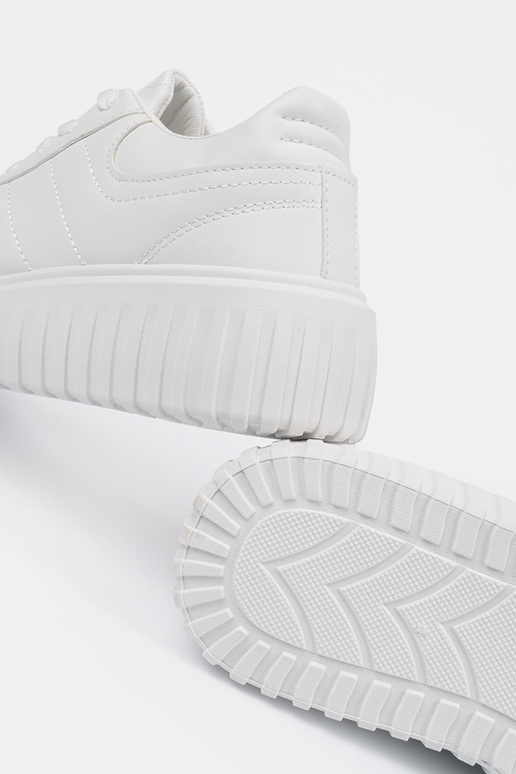 Baltas krāsas sporta stila apavi