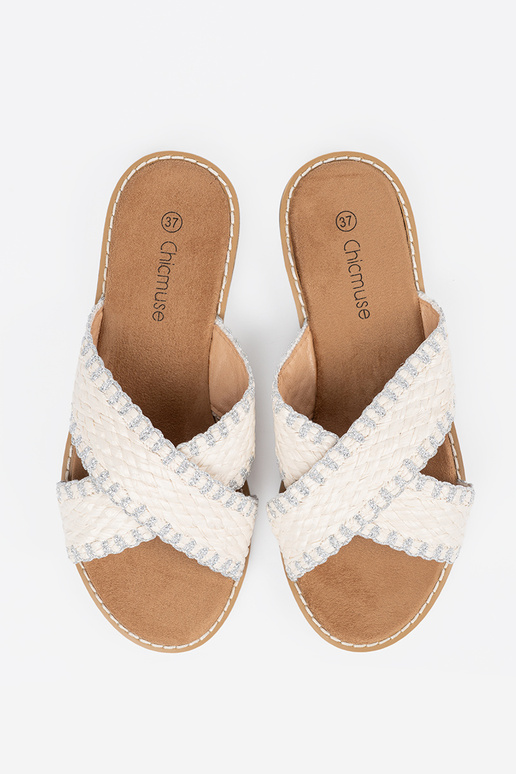 baltas krāsas čības pīts uz plakanas...