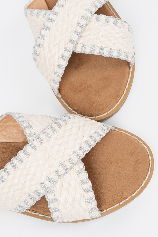 baltas krāsas čības pīts uz plakanas...