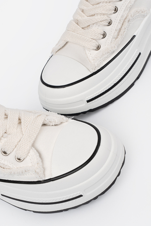 Baltas krāsas sieviešu apavi ar... Baltas krāsas sieviešu apavi ar...