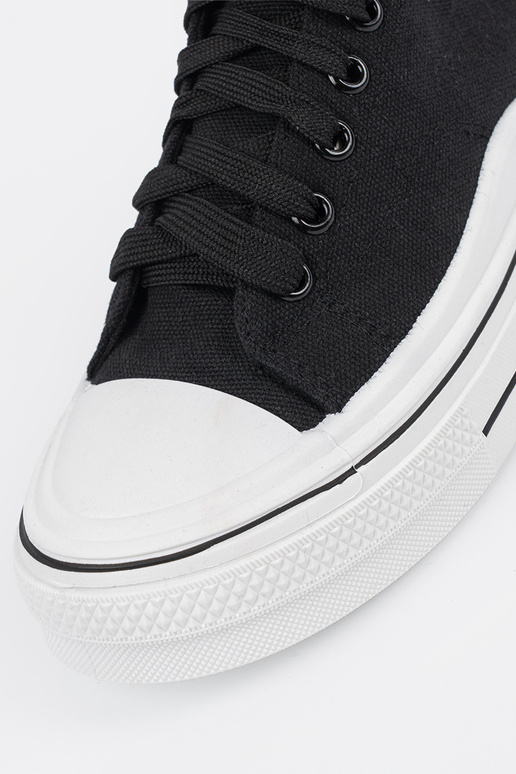 Melnu krāsu sieviešu apavi ar baltu zoli Melnu krāsu sieviešu apavi ar baltu zoli