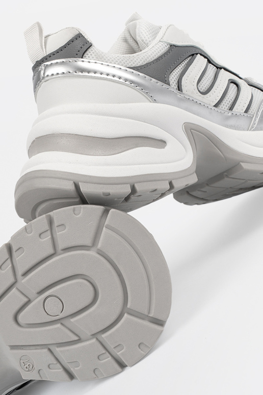 Baltas sieviešu sporta stila kurpes...