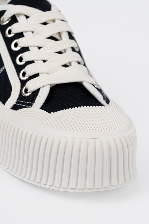 Melnas sporta stila kurpes ar auklām...