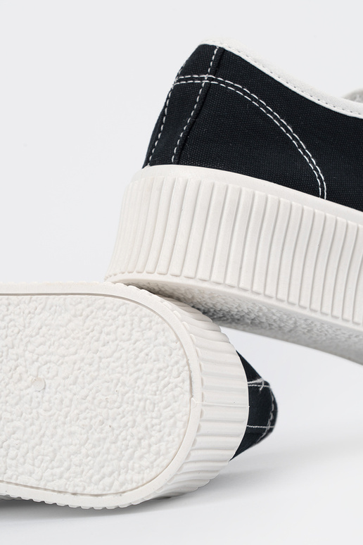 Melnas sporta stila kurpes ar auklām...